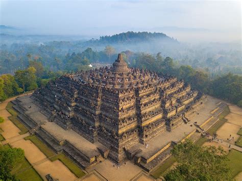 ボロブドゥール寺院！古代ジャワの壮大な建築と神秘的な仏教文化を体感！