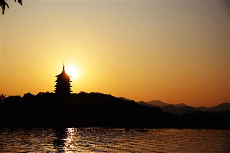  Leifeng Pagoda、夕陽と西湖の美しさを同時に堪能！